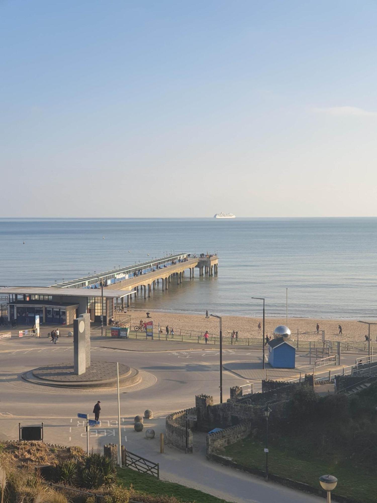 Beachfront Apartment With Bbq Sun Deck Bournemouth Exterior photo