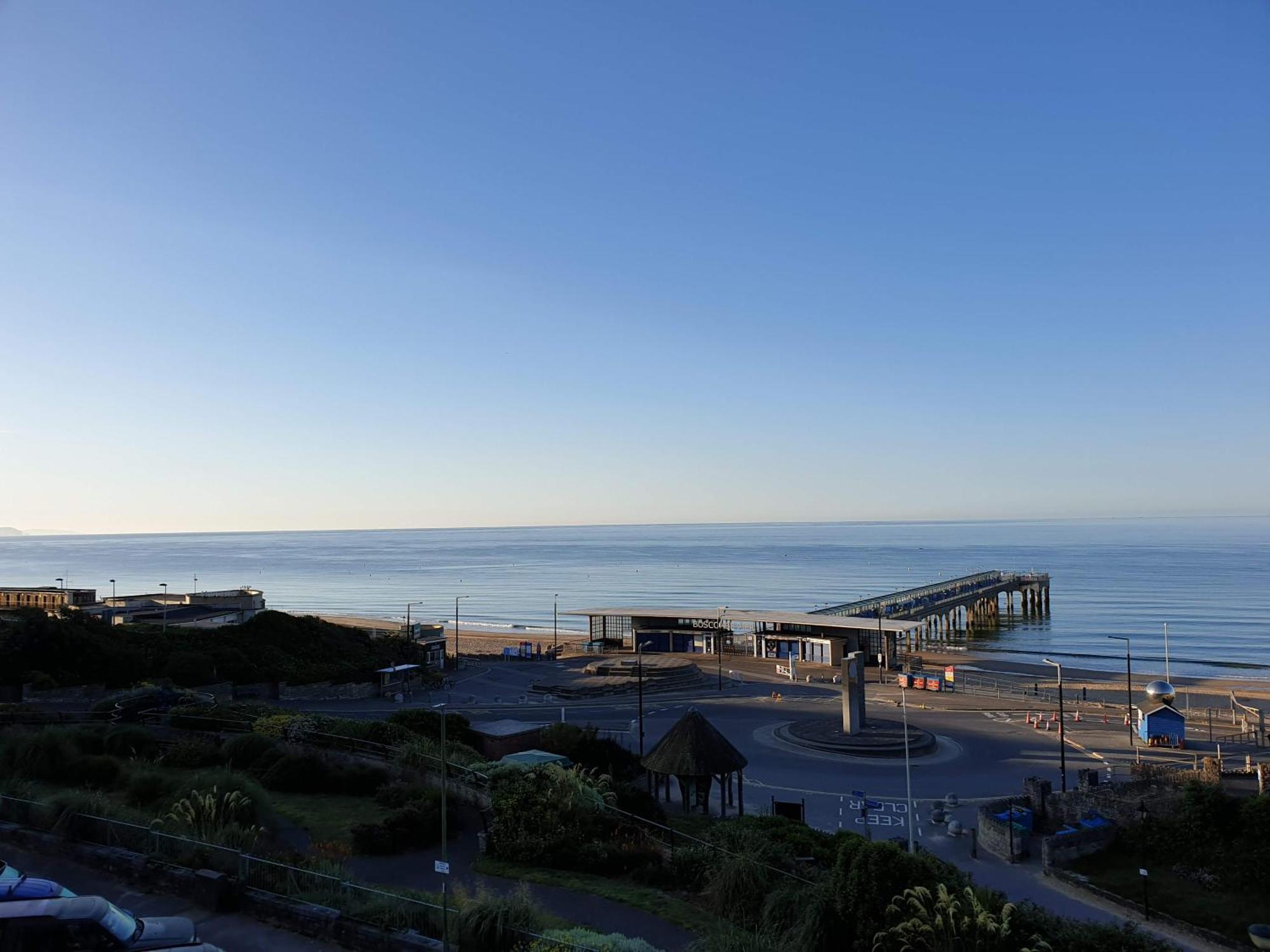 Beachfront Apartment With Bbq Sun Deck Bournemouth Exterior photo